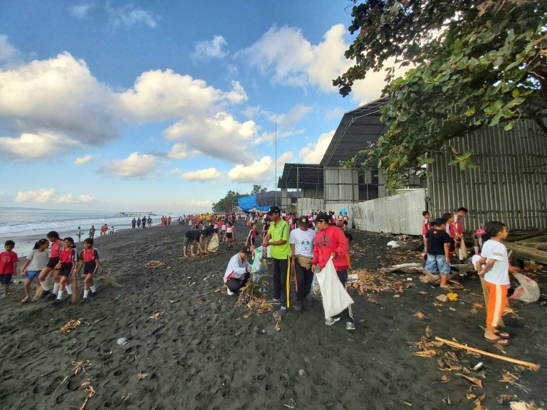 beach-clean-up-bali